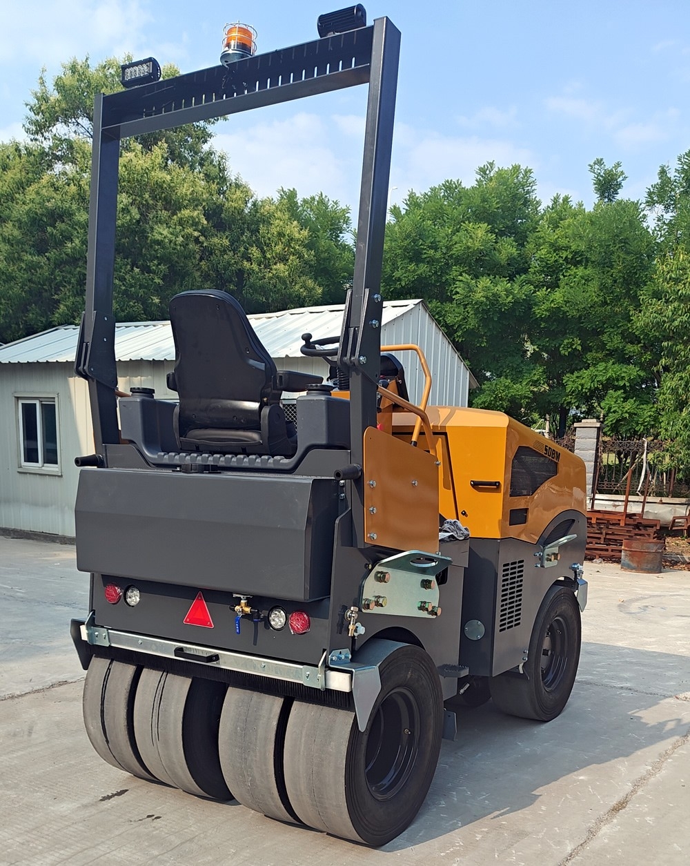 奔馬5噸小型座駕雙膠輪壓路機BM5000DQ